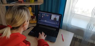 Музыкальный руководитель монтирует фильм