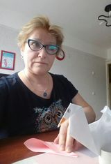 Воспитатель готовит демонстрационный материал для дистанционного взаимодействия с семьями