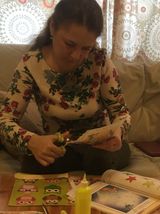 Воспитатель готовит пособия для дистанционного общения с детьми