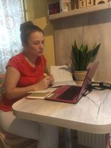 Воспитатель изучает новинки в дошкольном образовании
